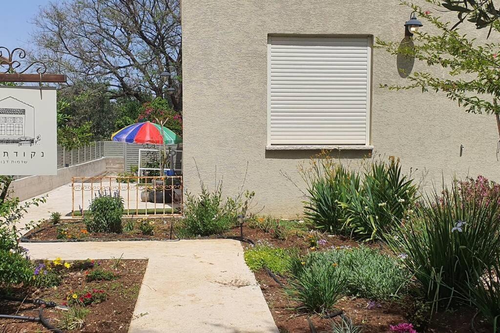 נקודת חן Apartment Shadmot Devora Exterior photo